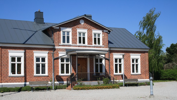 Bild på framsidan av huvudbyggnaden vid Möllegården