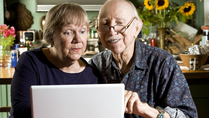 Äldre par som tillammans tittar på datorn