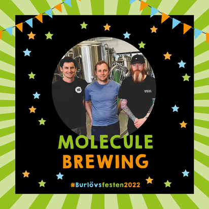 En bild på Molecule Brewing. Tre män står i ett bryggeri och ler mot kameran.